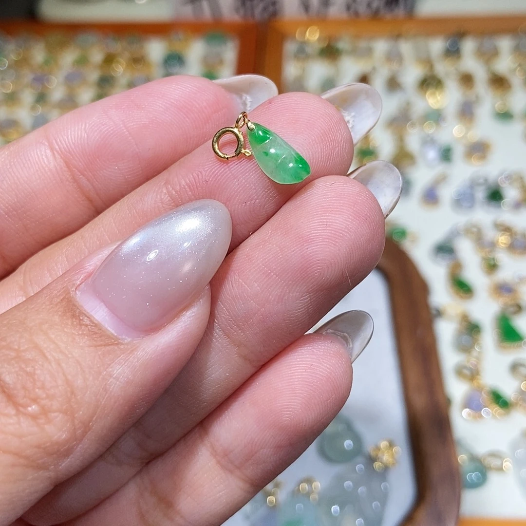 翡翠18K金镶嵌颈饰111