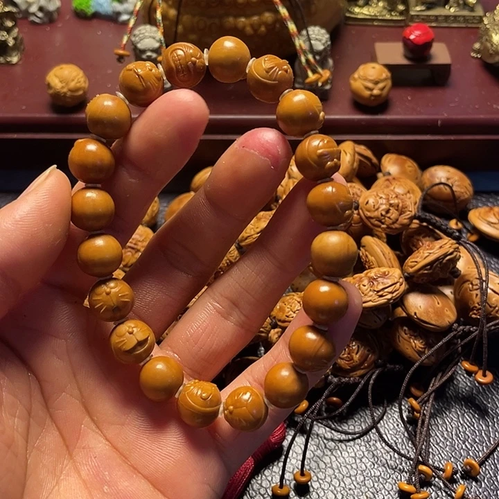 猴头核桃雕刻瑕疵机器猫