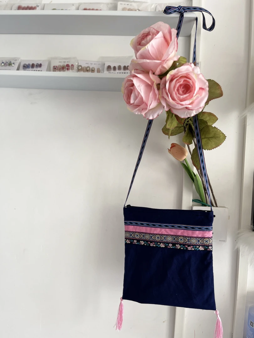 少数民族布依族斜挎包