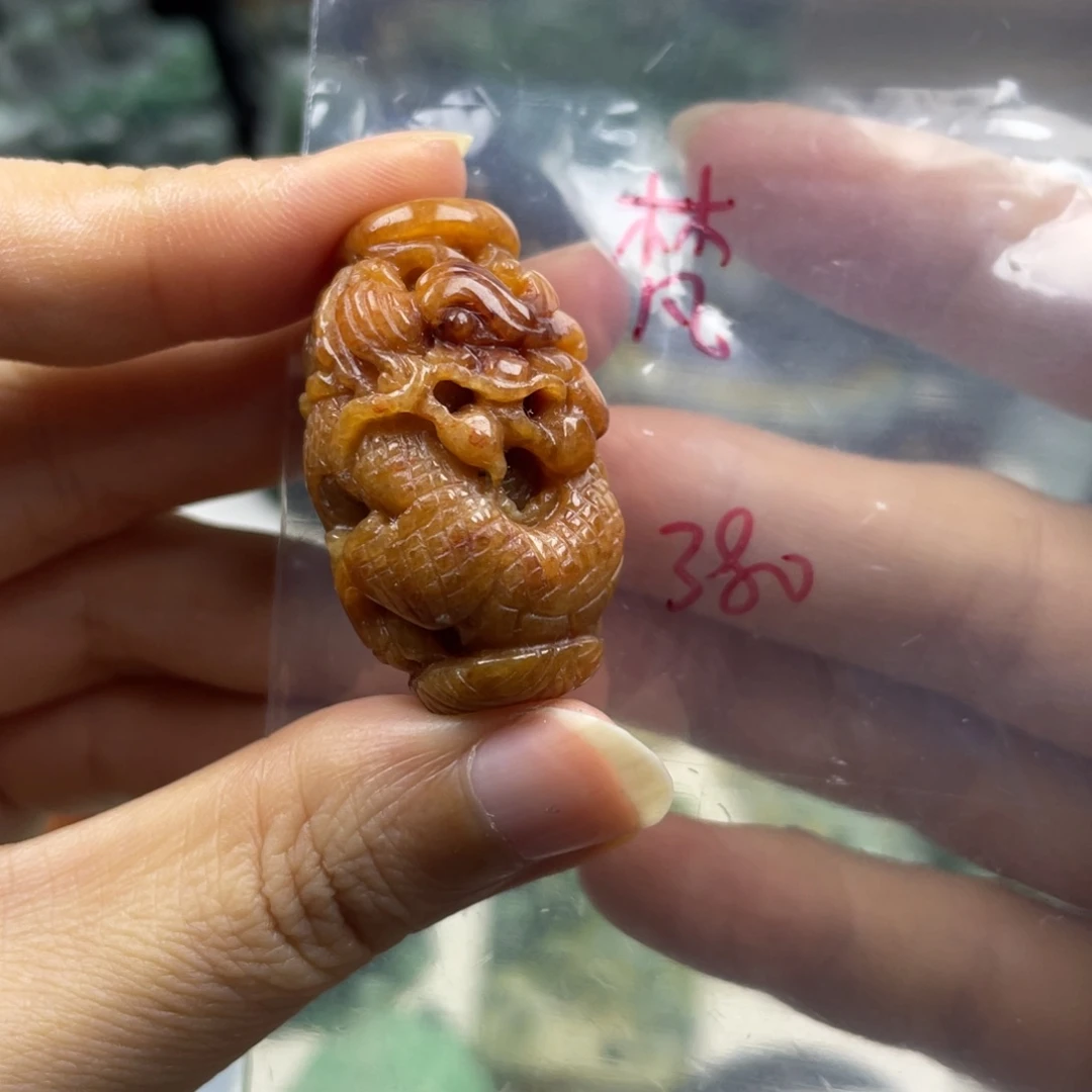 梵***翡翠未镶嵌颈饰牌子