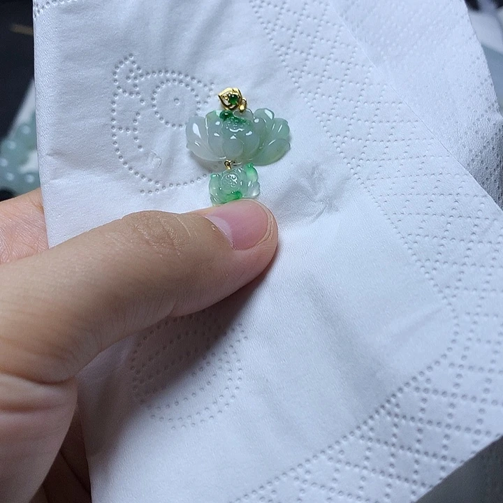 翡翠未镶嵌颈饰翡翠镶嵌18 K扣头莲花