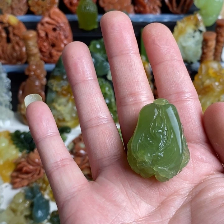 蛇纹石玉未镶嵌颈饰