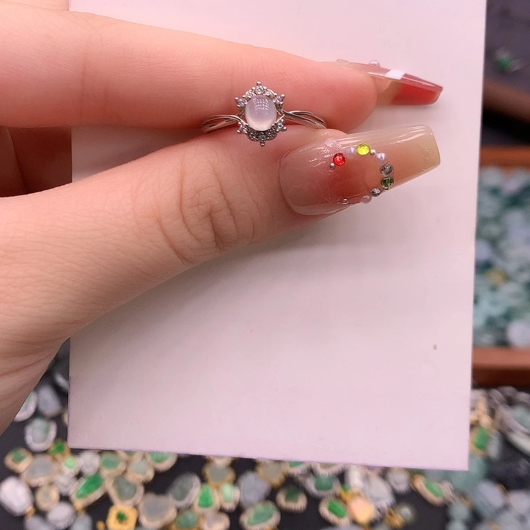 翡翠未镶嵌颈饰你是