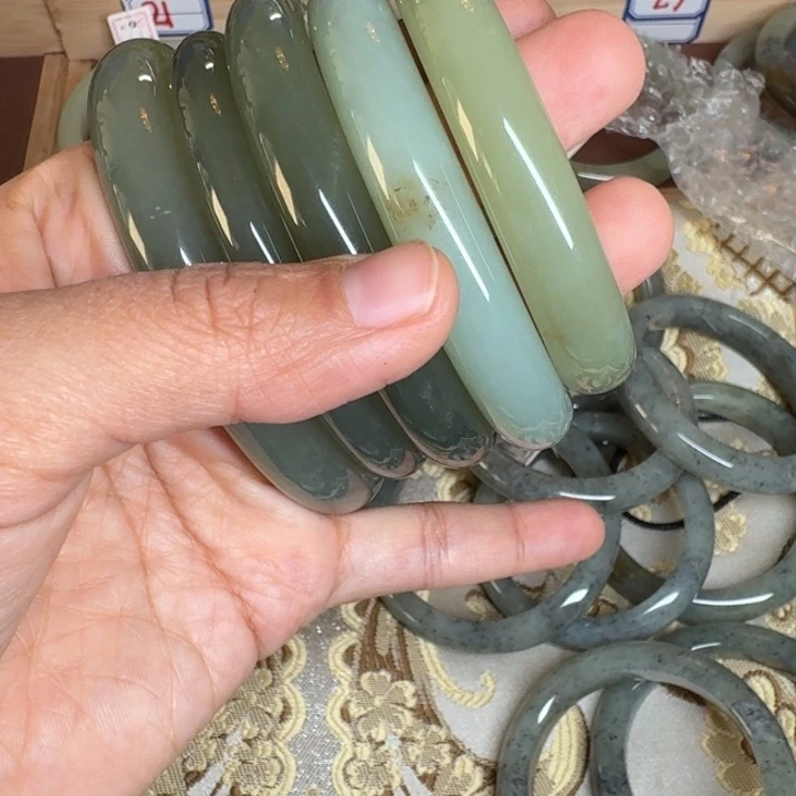 羽***生和田玉未镶嵌手镯