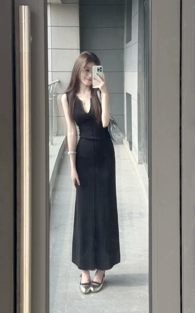 2025夏季新款法式显瘦v领无袖连衣裙女高级收腰独特漂亮黑色长裙