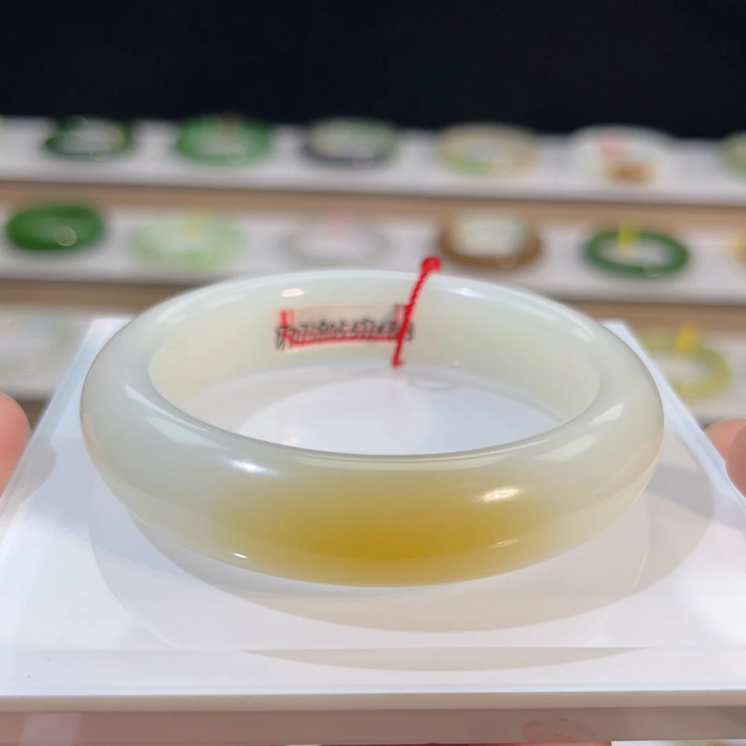 未镶嵌手镯和田玉糖白 肉质过眼