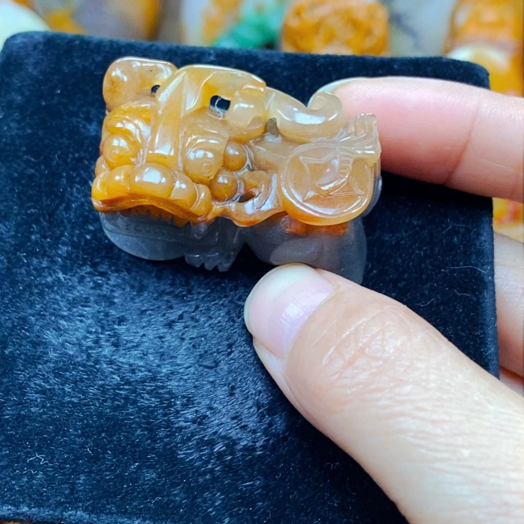 未镶嵌石英质玉（黄龙玉）颈饰