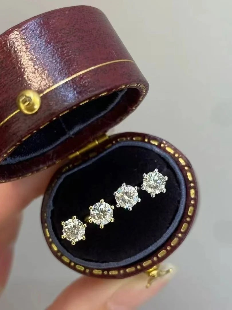 18K金镶嵌天然钻石60分六爪耳钉一对，多样性发一对BG