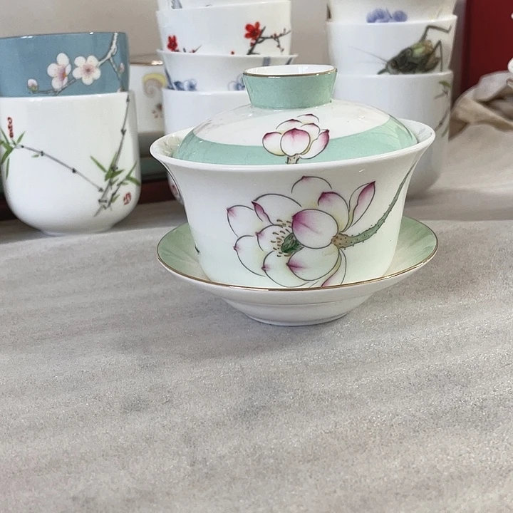 手绘精品骨质瓷盖碗。