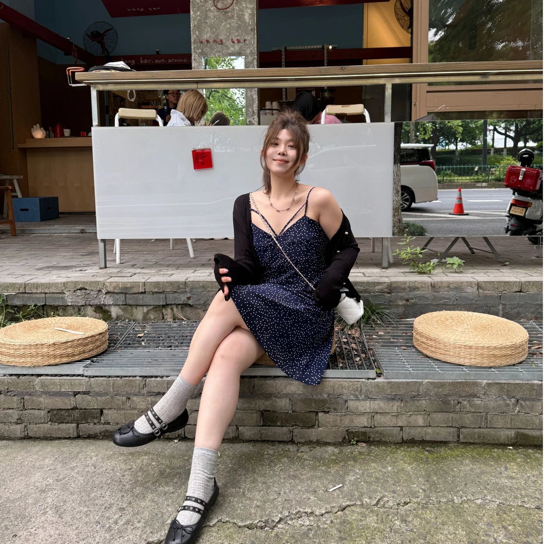 晶咕软软【穿搭舒适区】法式小众时尚设计感波点吊带连衣裙