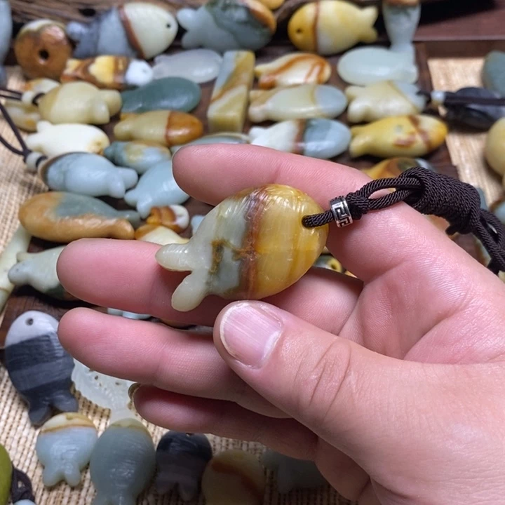 画***的蛇纹石玉未镶嵌颈饰