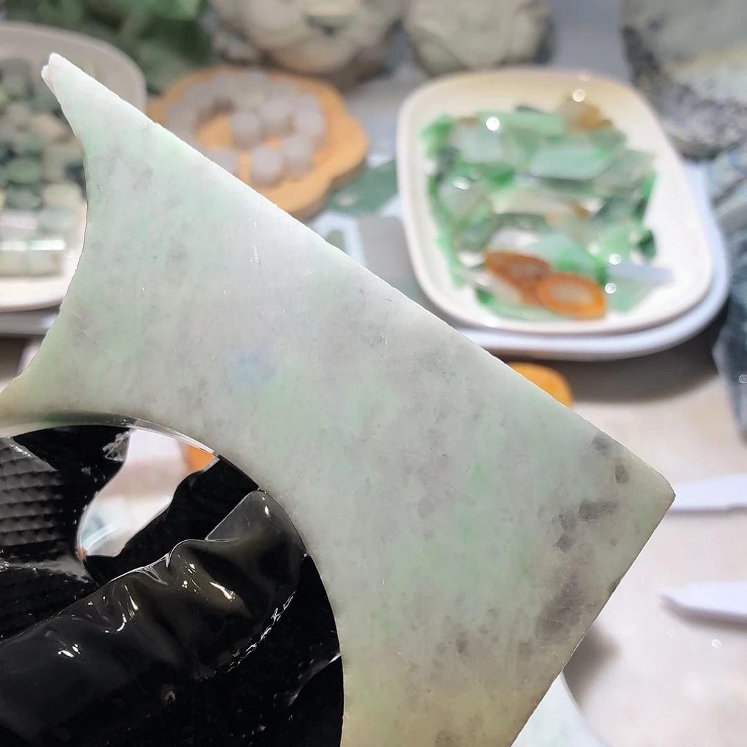 翡翠未镶嵌颈饰边角料
