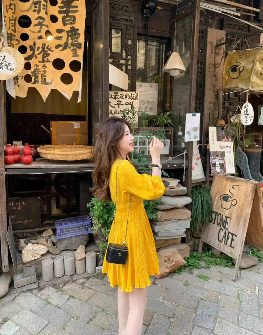 法式气质茶歇v领黄色连衣裙女夏季温柔独特漂亮褶皱收腰短裙