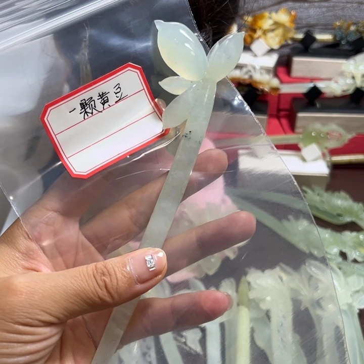 一***豆未镶嵌蛇纹石玉发饰