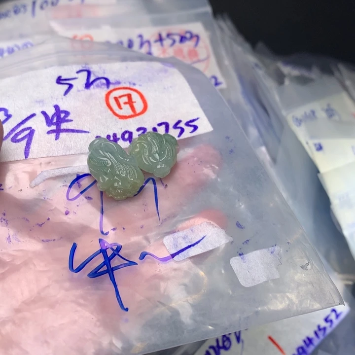 定制翡翠未镶嵌牛**?