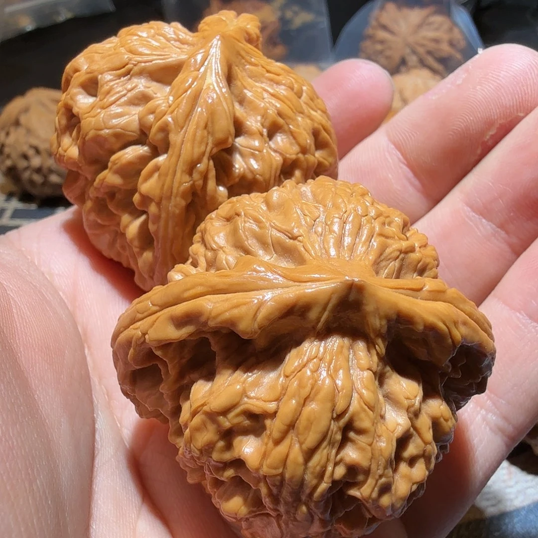 文玩核桃把件如****哥红锦鲤