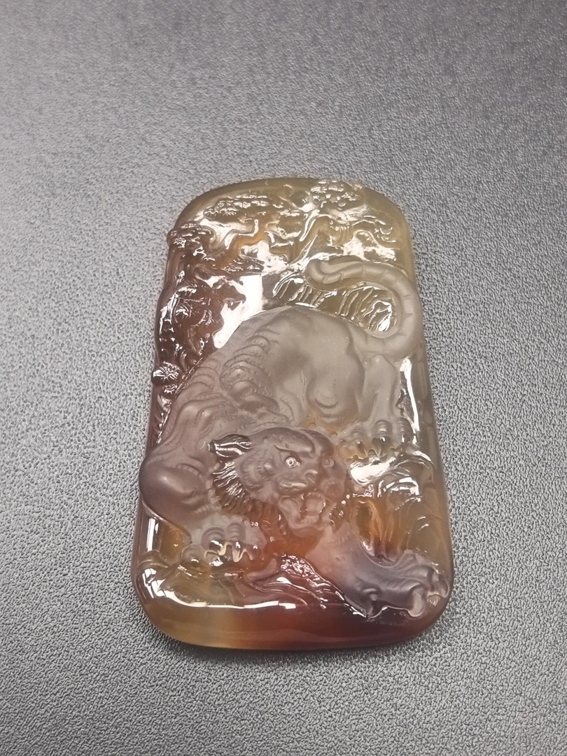 纯天然玛瑙纯手工俏色巧雕山水老虎牌雕刻件吊坠