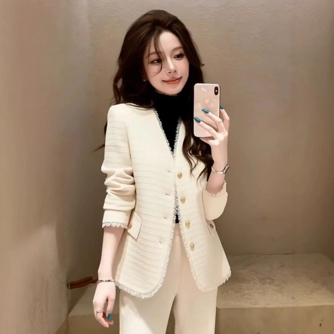 2025新款独特漂亮超好看名媛小香风气质高端保暖加厚白色外套女冬