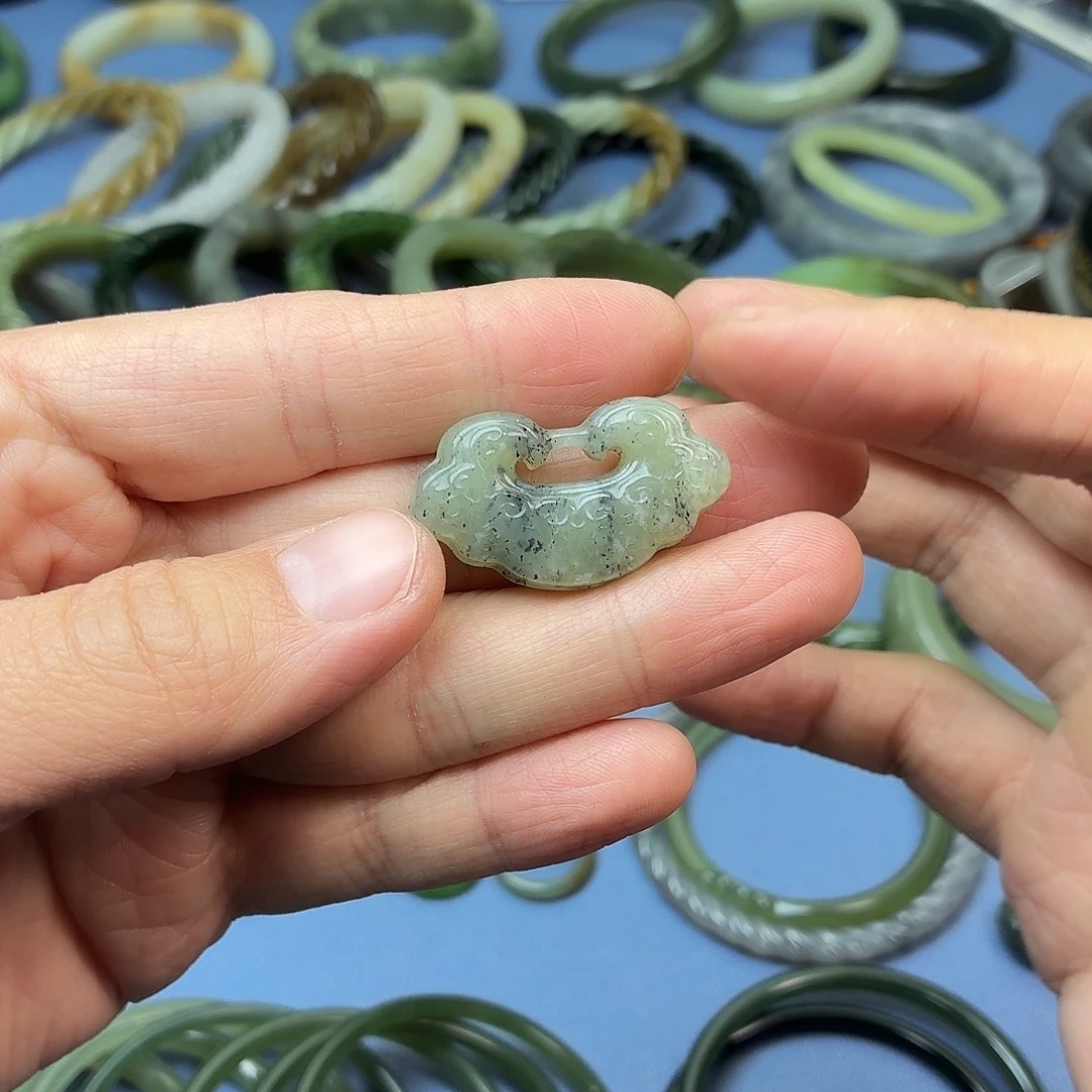 和田玉未镶嵌颈饰青花，祥云锁