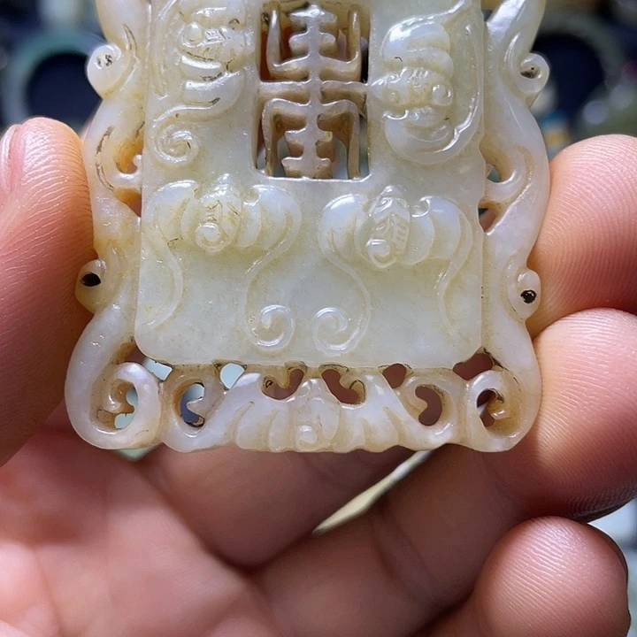 轩***逸颈饰未镶嵌和田玉（糖玉）