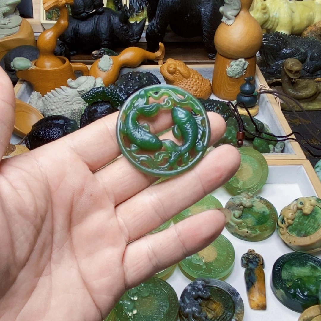 齐***阁蛇纹石玉未镶嵌颈饰