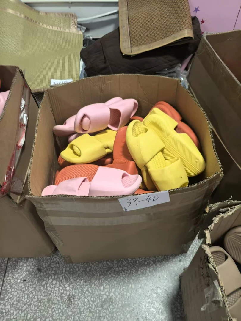 《兵哥外贸》》3楼39-40码居家外穿踩屎感拖鞋发1双 严重瑕疵 不挑色