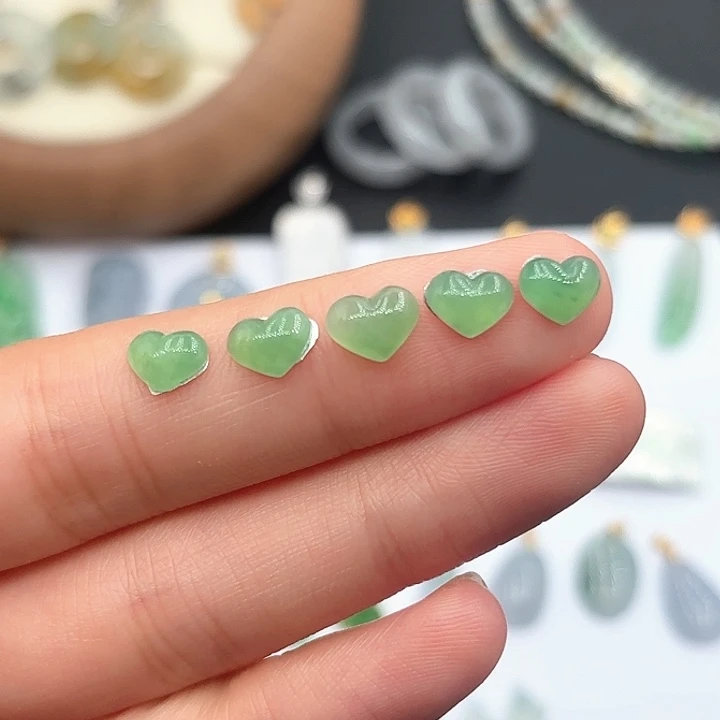 翡翠未镶嵌颈饰爱心