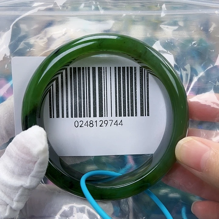 余****和田玉未镶嵌手镯包容6061