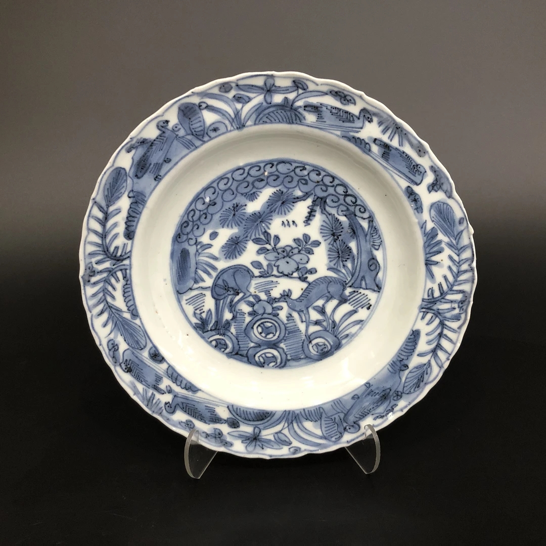 25120082 明万历青花松鹿图葵口盘 直径21.2cm