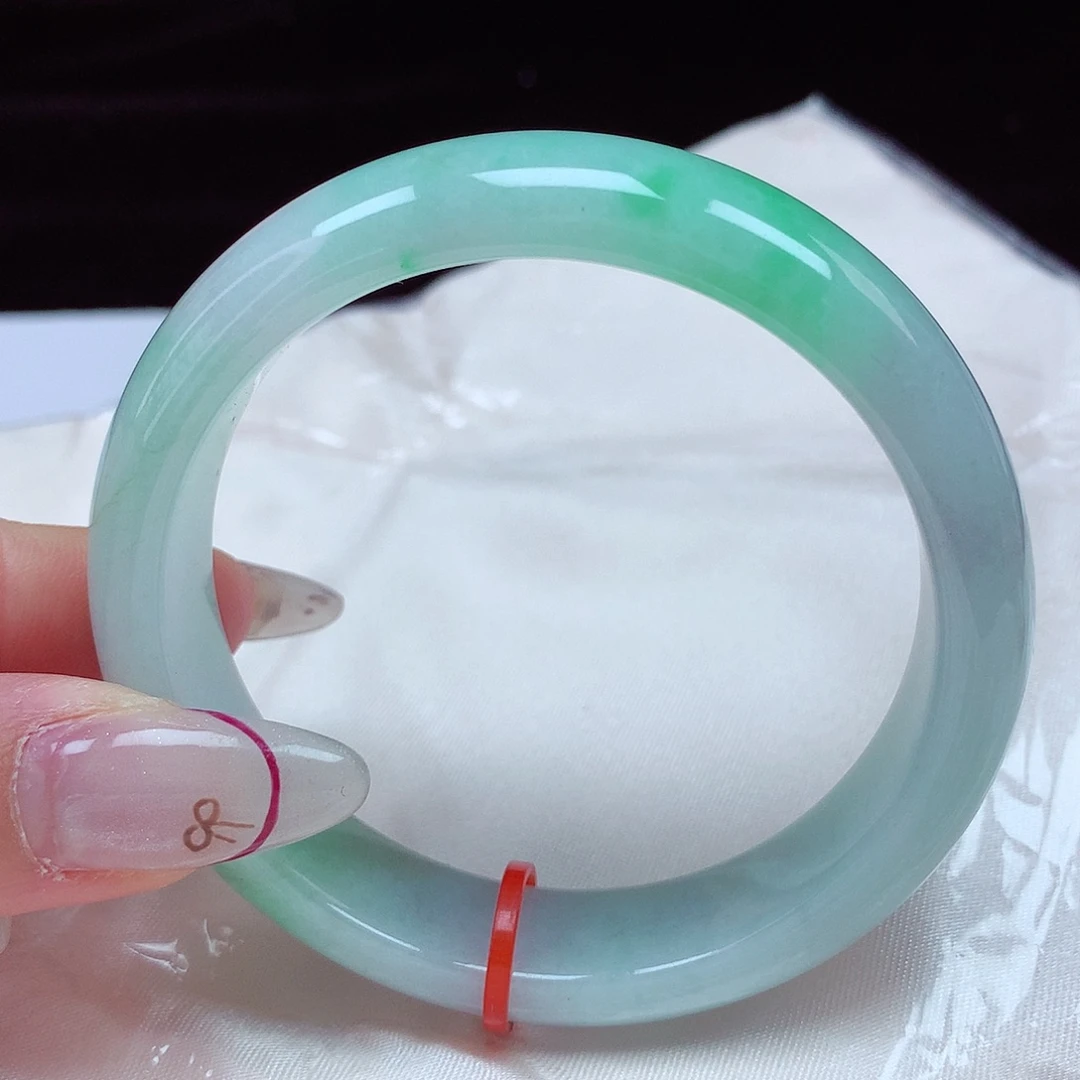 翡翠手镯未镶嵌55圈