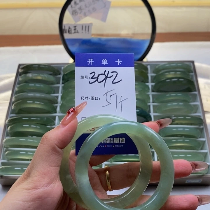 蛇纹石玉手镯未镶嵌小*女