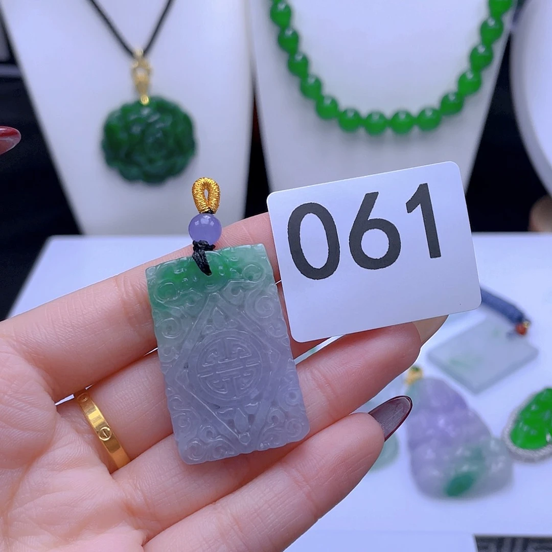 翡翠吊坠(赠链)未镶嵌