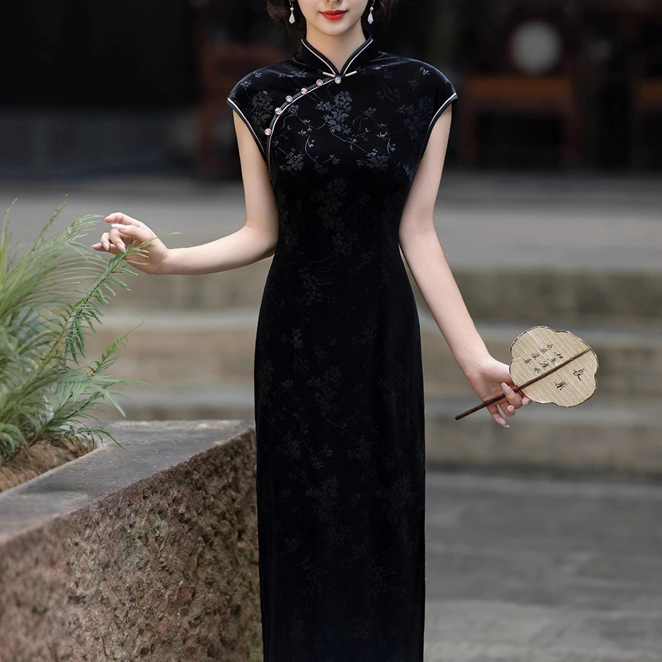 国风旗袍黑色无袖丝绒2025年秋季改良日常中式新款高端大码连衣裙