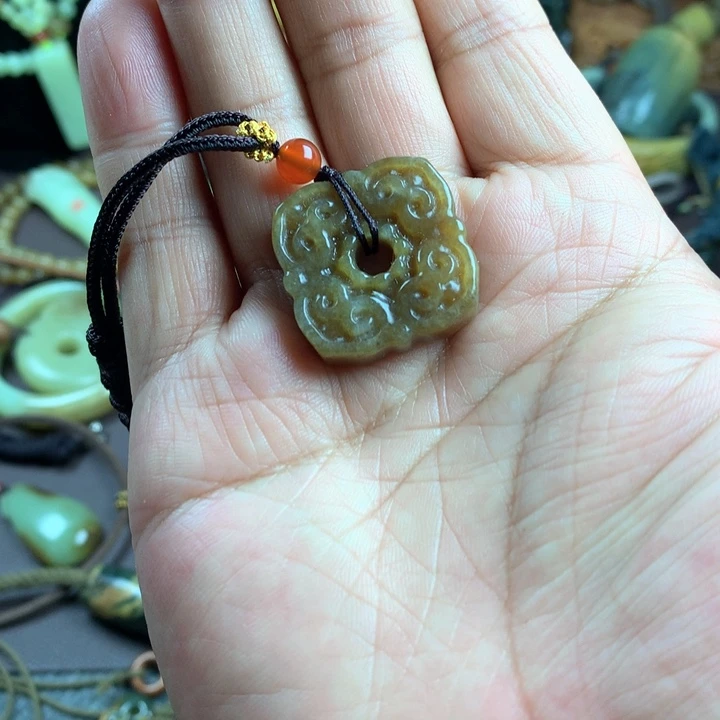 吊坠(赠链)未镶嵌岫岩河磨玉（透闪石质玉）