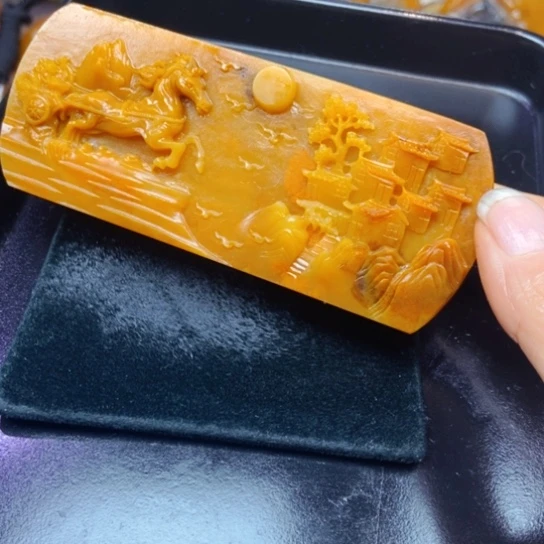 石英质玉（黄龙玉）未镶嵌颈饰