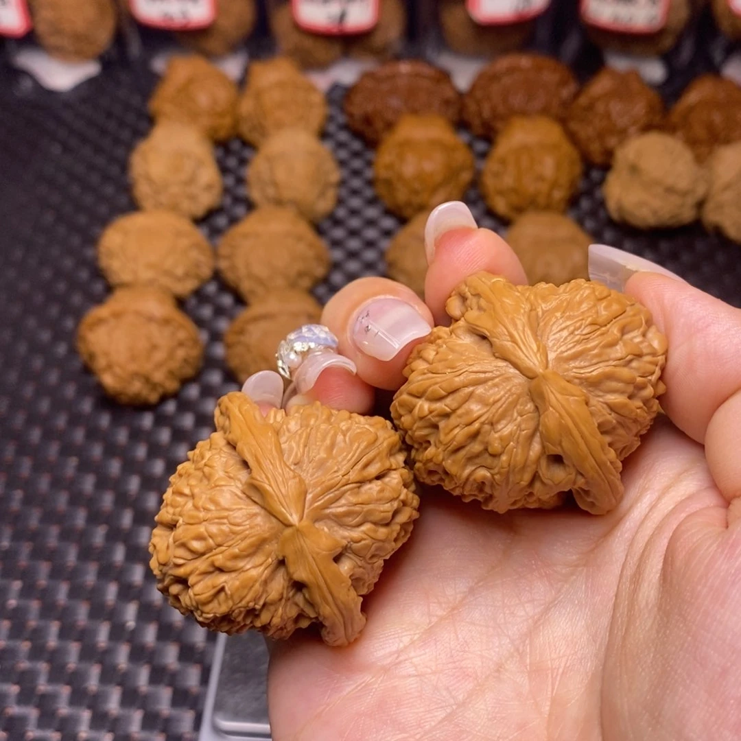 文玩核桃吊坠白狮子40