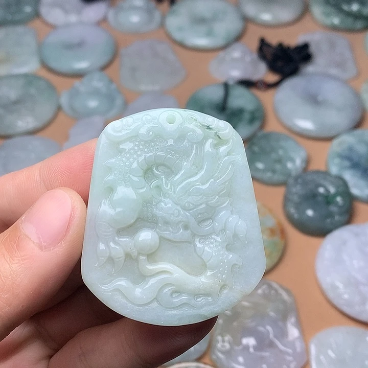 翡翠未镶嵌颈饰龙牌