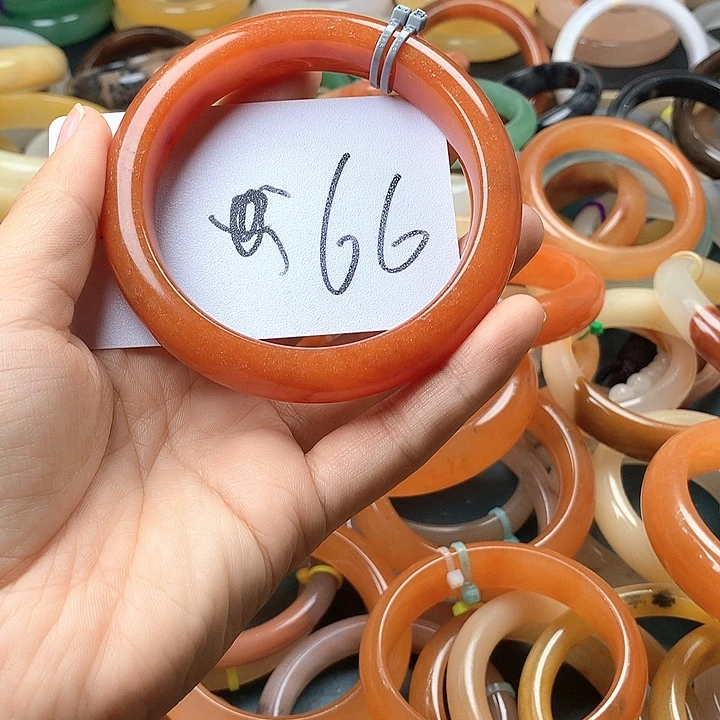 未镶嵌石英质玉（黄龙玉）手镯