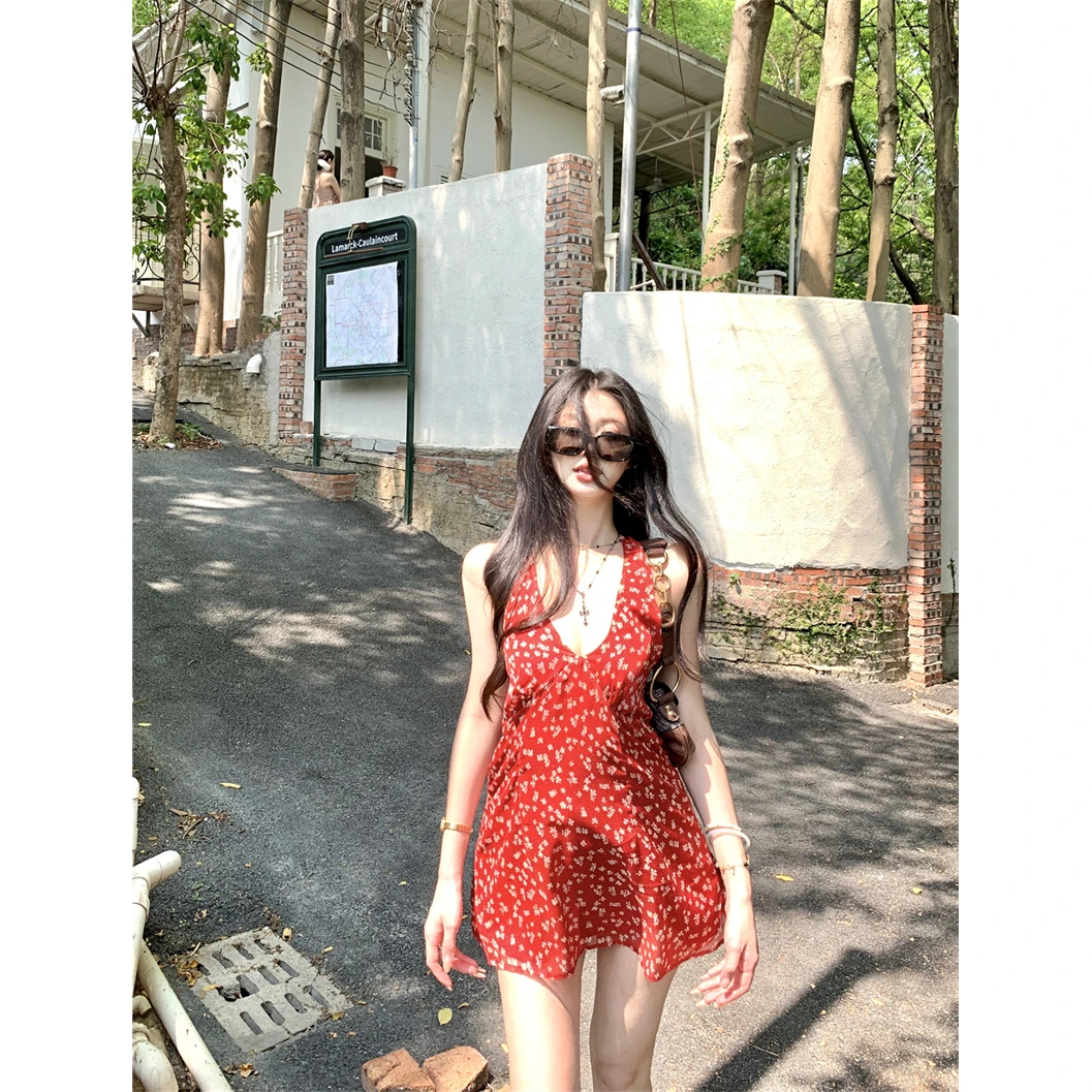 轻奢2025春夏新款 明媚又显白碎花挂脖绑带连衣裙设计小衫网红款