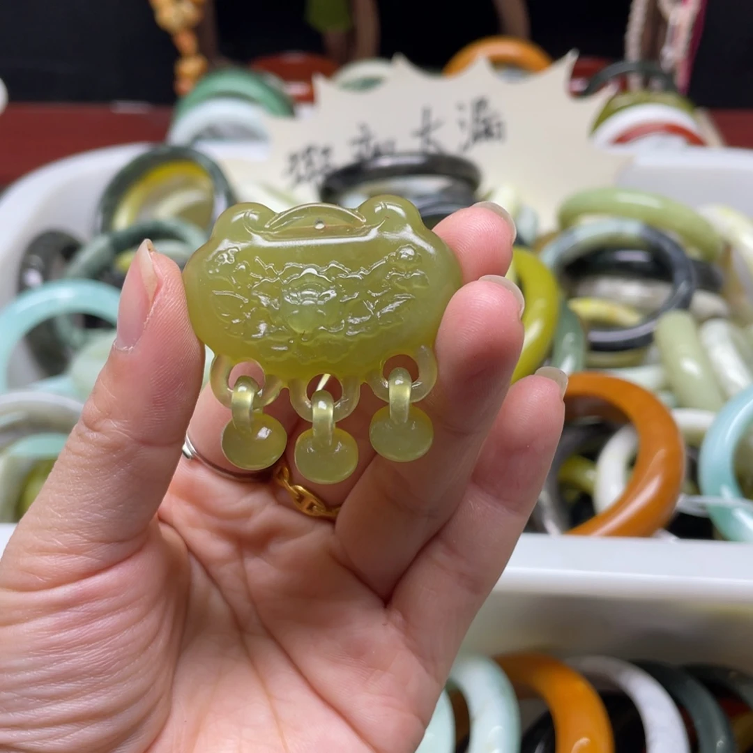 蛇纹石玉颈饰未镶嵌白***?