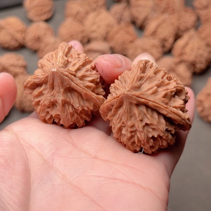 伊***袁文玩核桃吊坠三愣一对