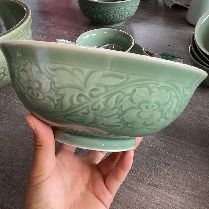 瓷微瑕 8 英寸缠枝牡丹碗 1 只