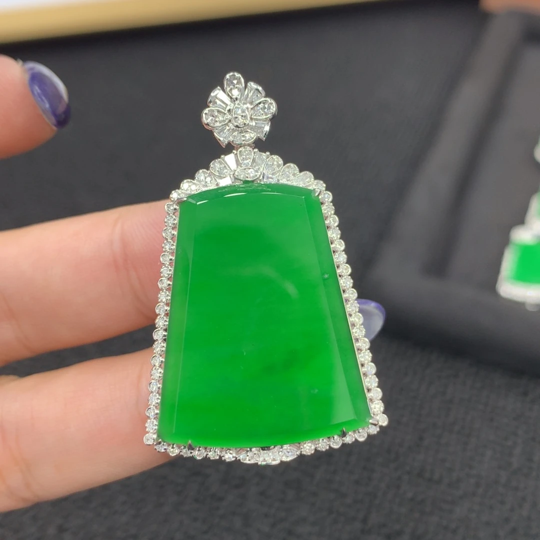 颈饰18K金镶嵌翡翠大**?无事牌