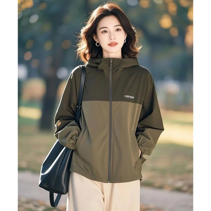 高级感短款外套2025春秋款小个子通勤百搭军绿色连帽拼色冲锋衣
