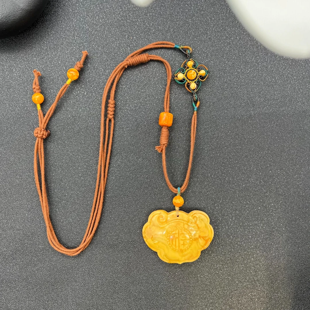 【润家原创】天然琥珀蜜蜡47.8*34.6mm带皮如意吊坠 12.2g#6732