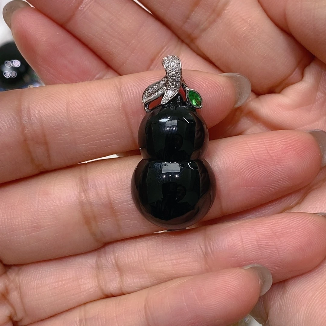 就***样翡翠18K金镶嵌颈饰