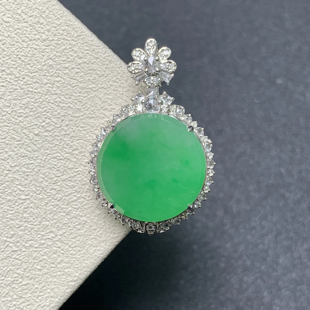 新品推荐·18k金冰阳绿飘花圆无事牌翡翠玉石缅A吊坠气质