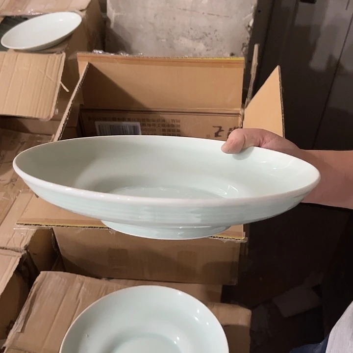 瓷片青瓷十英寸外螺纹深盘一个，微瑕包邮