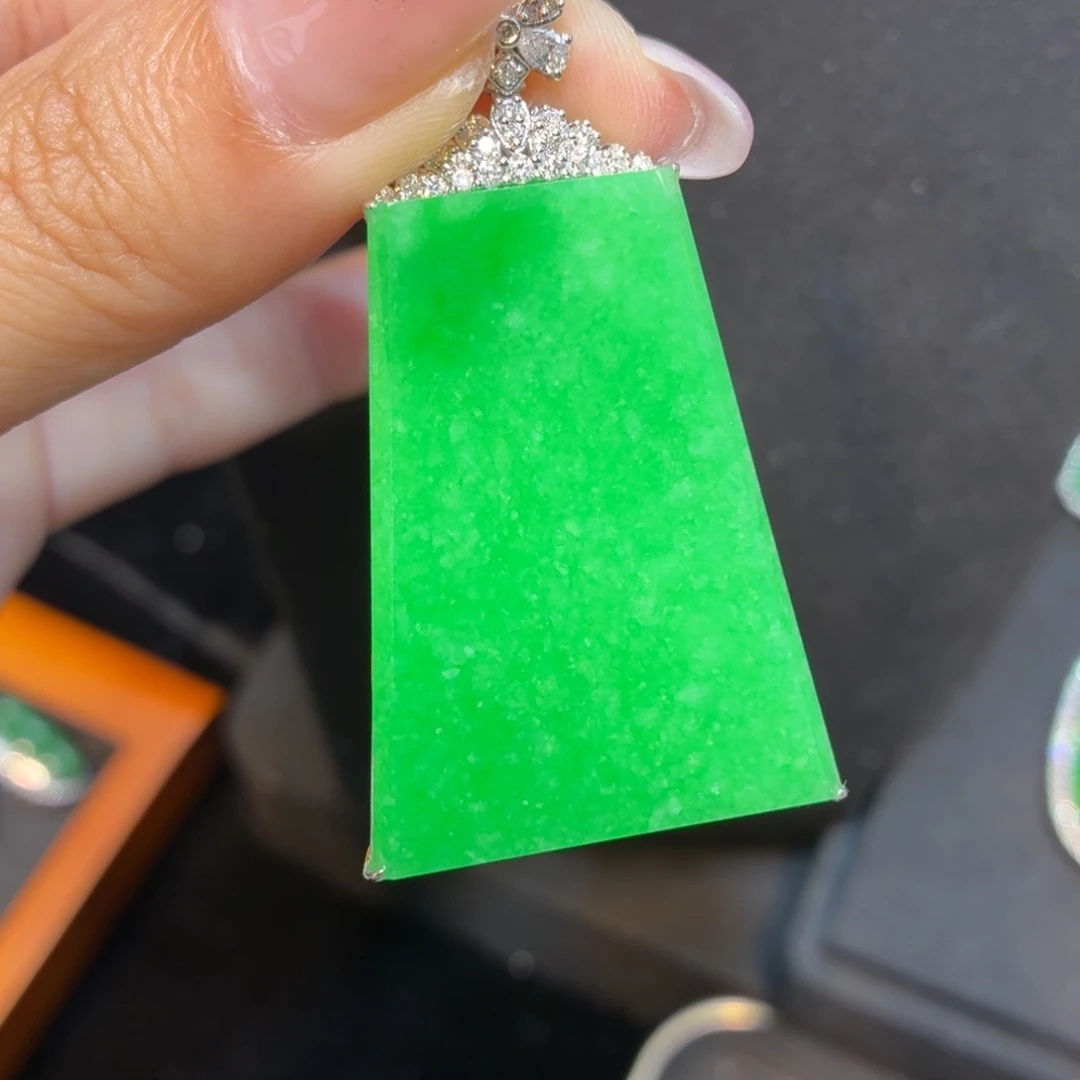 翡翠18K金镶嵌颈饰天然缅甸翡翠