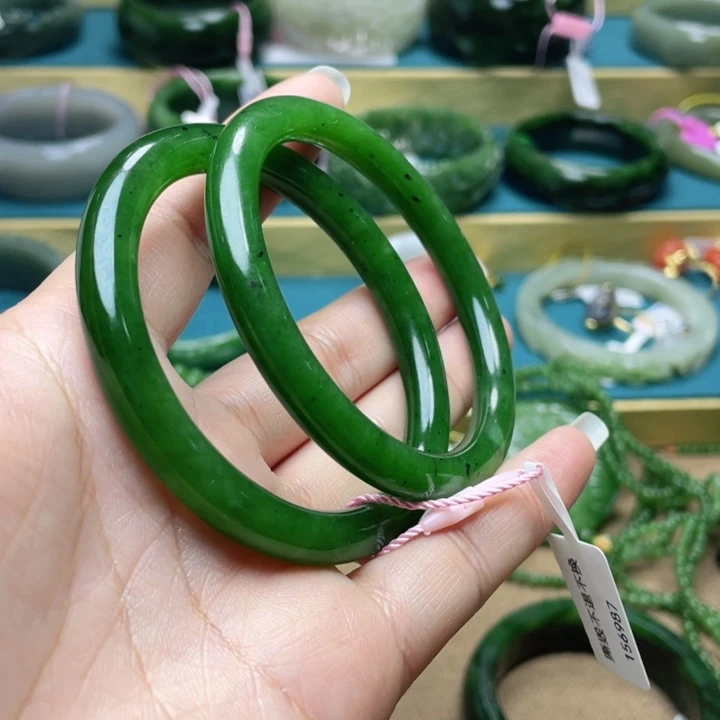 和田玉手镯57+圈口。编号88未镶嵌